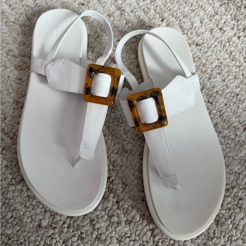 OluKai White Sandals with Tortoise Accent new never used it.